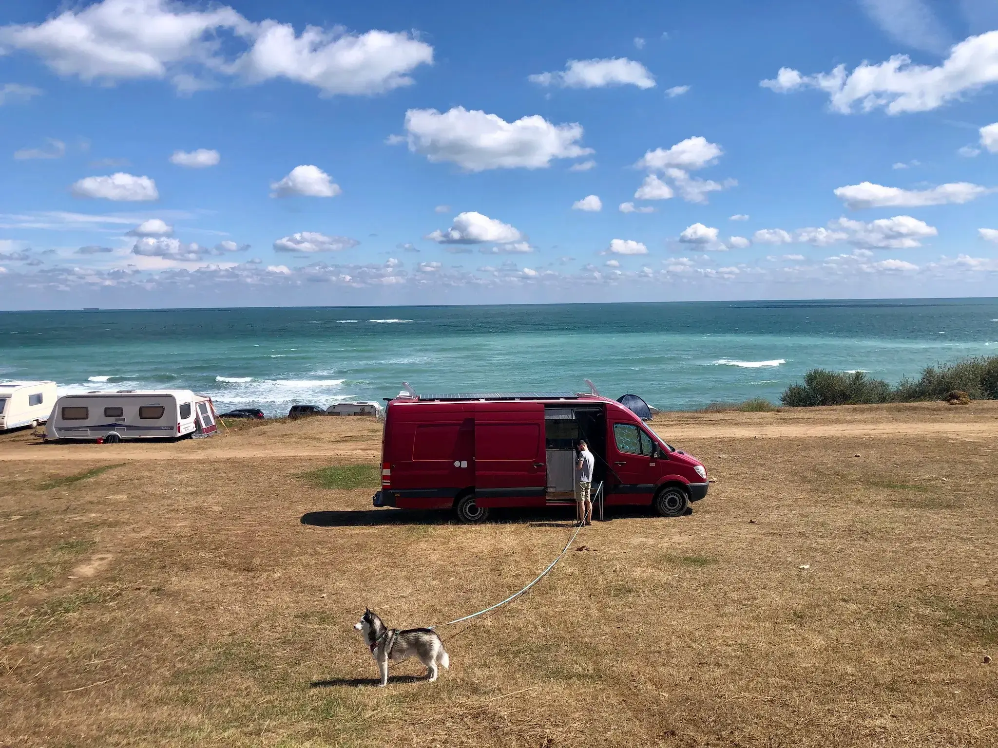 Widok na morze z plażą kempingową