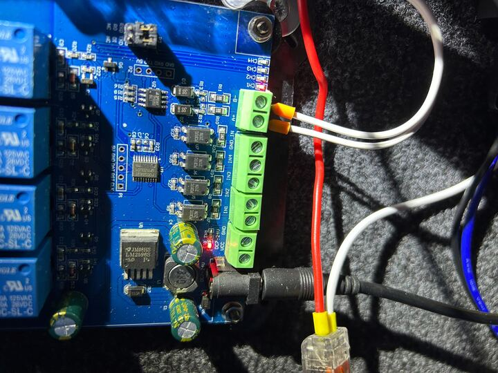 Pytka z przekaźnikami.